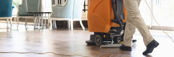 Nettoyant plancher de lavage du hall de l'hôtel avec machine gros plan — Photo