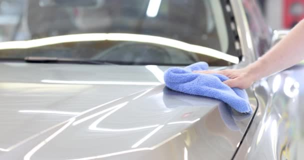 Άνθρωπος καθαρισμού αυτοκινήτων με ύφασμα μικροϊνών 4k ταινία — Αρχείο Βίντεο