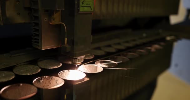 Промышленная лазерная машина резки листа крупным планом фильм 4k — стоковое видео