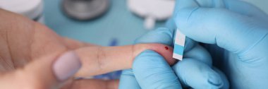 Kan şekeri testi hastadan alınır.