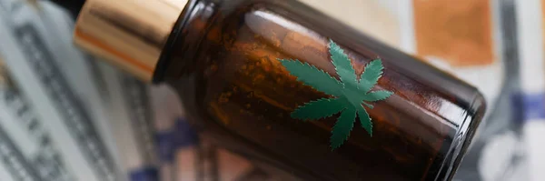 Flasche Marihuana-Öl liegt auf Geldscheinen — Stockfoto
