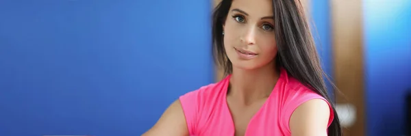 Porträtt av ung brunett kvinna i rosa sport skjorta — Stockfoto