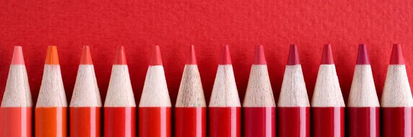 赤い木製の鉛筆の多くの色合いの閉鎖 — ストック写真