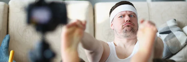 Homme faisant de l'entraînement sportif à la maison et le tournage — Photo