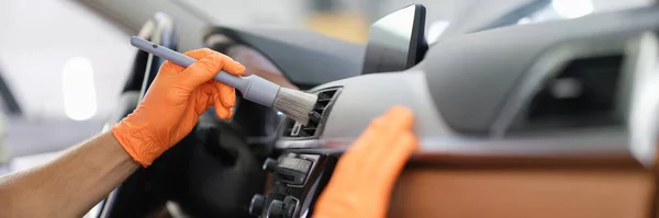 Mão masculina segurar blush cinza em luvas de proteção laranja — Fotografia de Stock