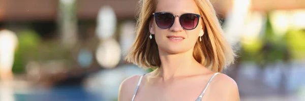Portrét mladé usměvavé ženy v slunečních brýlích — Stock fotografie