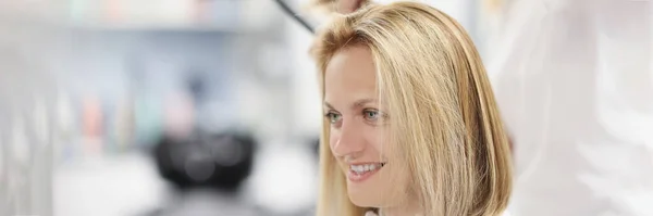 Cabeleireiro fazendo bob corte de cabelo no salão de beleza — Fotografia de Stock