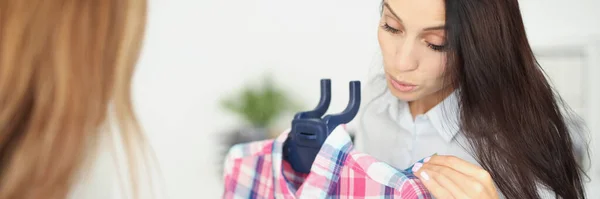 Mujeres planchando su camisa con vapor en casa —  Fotos de Stock