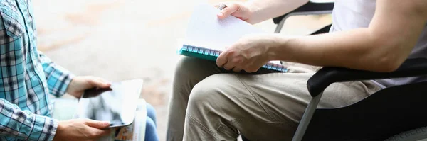 Mann im Rollstuhl und Frau mit digitalem Tablet und Schulbüchern in Nahaufnahme — Stockfoto