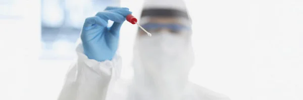 Doutor em terno médico protetor tomando PCR esfregaço close-up — Fotografia de Stock