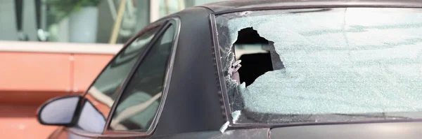 Penutup kaca belakang mobil hitam yang rusak — Stok Foto