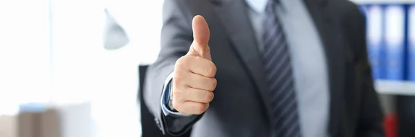 Üzletember mutatja hüvelykujját felfelé gesztus közben hivatalban — Stock Fotó