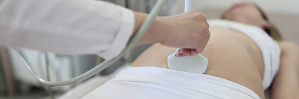 Doctor doing ultrasound scan of fetus to patient closeup — Stock Photo, Image