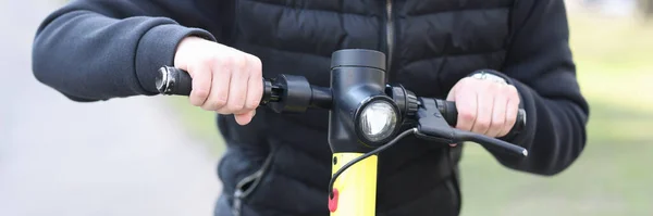 Glücklich lächelnder Mann mit Sonnenbrille auf Elektroroller — Stockfoto