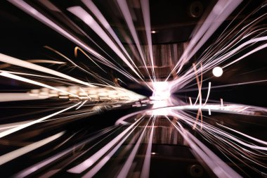 Parlak kıvılcımlar lazer kesim metalden geliyor.