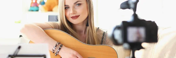 Mulher está gravando guitarra tocando na câmera — Fotografia de Stock