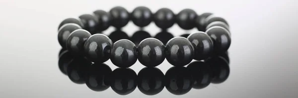 Bracciale nero con rotondo palle identiche primo piano — Foto Stock