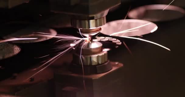 Lasermaskin skära plåt 4k film — Stockvideo