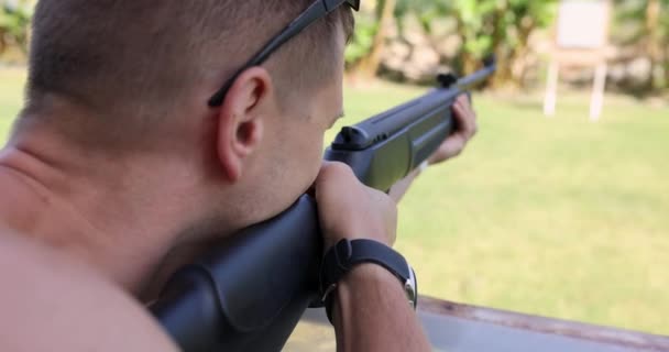 Hombre disparando pistola y recibiendo retroceso 4k película — Vídeo de stock