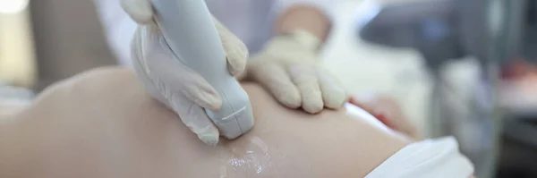 Médico haciendo ultrasonido examen de la mujer mama primer plano —  Fotos de Stock