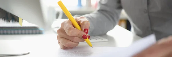 Γυναίκα χέρι κρατά στυλό και το έγγραφο σημάδια — Φωτογραφία Αρχείου