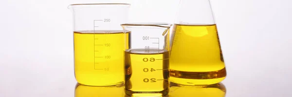 Tubes à essai chimiques et flacons à huile jaune — Photo
