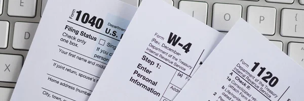 Doklady daňového formuláře ležící na klávesnici počítače detailně — Stock fotografie