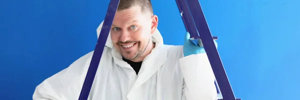 Muotokuva hymyilevä mies työntekijä valkoinen puku stepladder — kuvapankkivalokuva
