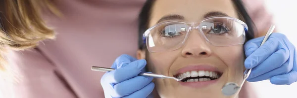 Médico dentista examina cavidade oral da mulher no escritório — Fotografia de Stock