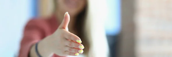 Geschäftsfrau streckt die Hand zum Händedruck aus — Stockfoto