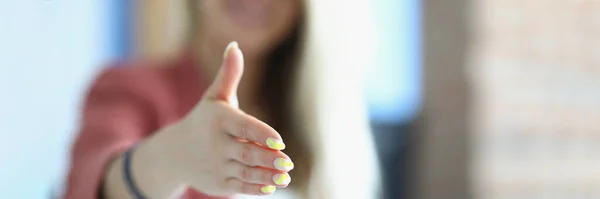 Businesswoman tende la mano per stretta di mano — Foto Stock