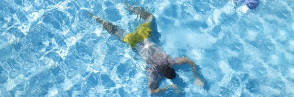 Muž leží na dně bazénu detailní záběr — Stock fotografie