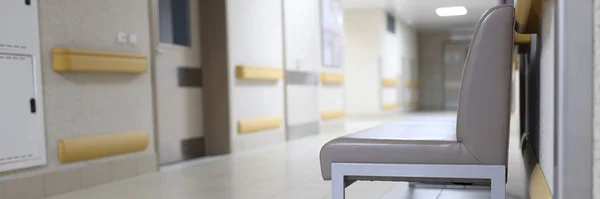 空の病院の廊下に立つ灰色のソファ — ストック写真