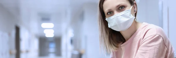 Portret van vrouw in beschermend medisch masker in gang van t ziekenhuis — Stockfoto