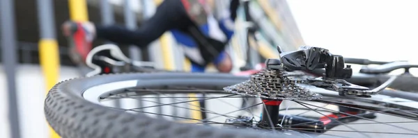 Stürzender Radfahrer auf der Straße. Trialsport und Verletzungspech — Stockfoto