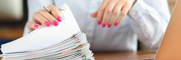 Voor de zakenvrouw ligt een grote stapel papieren en staat laptop op het bureaublad — Stockfoto