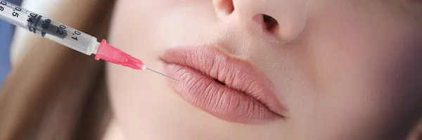 Retrato de mulher cujos lábios são injetados por esteticista — Fotografia de Stock