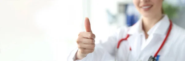 Kobieta lekarz demonstrujący kciuki w górę gest zbliżenie — Zdjęcie stockowe