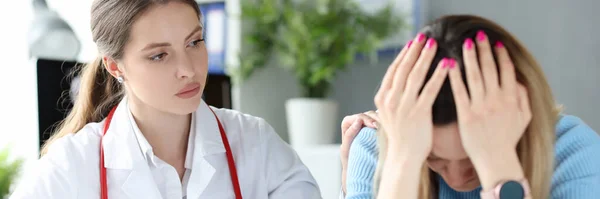 Docteur calme une femme bouleversée après un examen médical — Photo