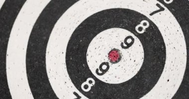 Dart tahtası 4k filminin ortasında İngiliz bayrağıyla dart