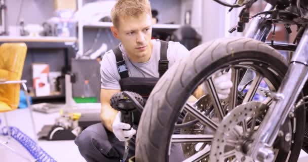 Master man verifica a pressão dos pneus no filme 4k da motocicleta — Vídeo de Stock