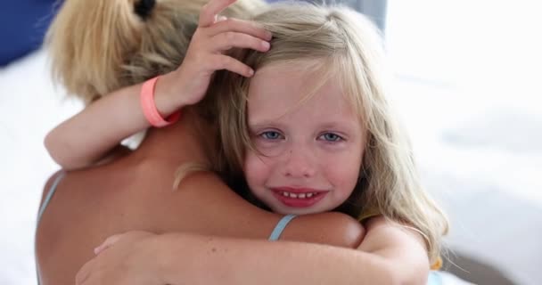 Mamma kramar gråtande liten flicka 4k film — Stockvideo