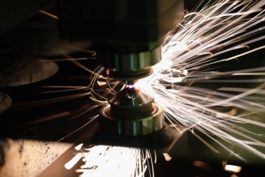 Lazer makinesi fabrikada metal levha kesiyor.