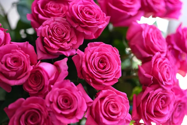 Κλείσιμο μεγάλης ανθοδέσμης από ροζ τριαντάφυλλα — Φωτογραφία Αρχείου