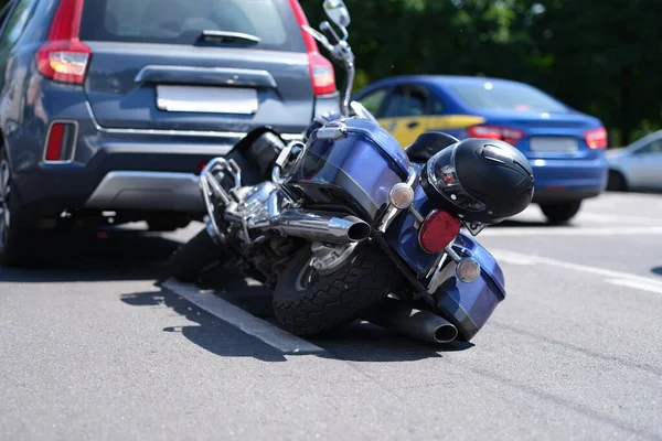 青いオートバイ車の近くの道路に横たわってクローズアップ — ストック写真