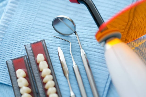 Tandinstrument och proteser som ligger på steril medicinsk servett på kliniken närbild — Stockfoto