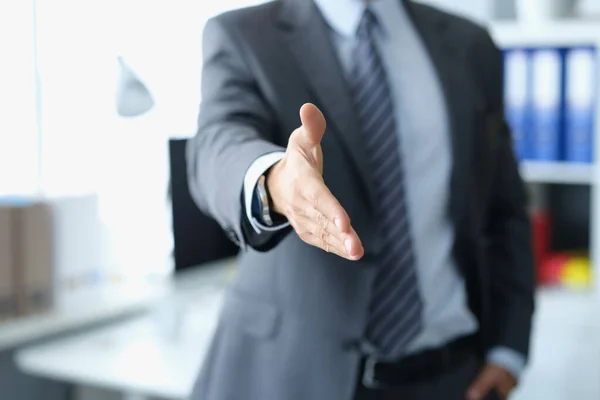 Mann im Business-Anzug streckt die Hand für Handschlag-Nahaufnahme aus — Stockfoto
