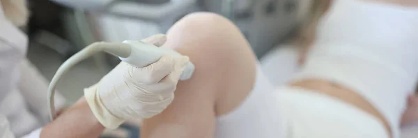 Γιατρός διεξάγει υπερηχογράφημα εξέταση της άρθρωσης του γόνατος της γυναίκας — Φωτογραφία Αρχείου