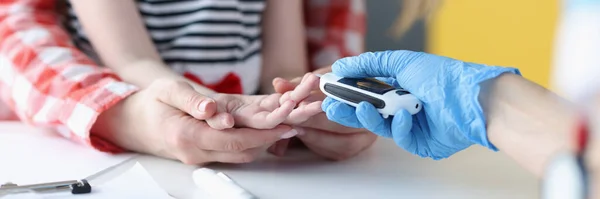 Γιατρός μέτρησης του επιπέδου γλυκόζης στο αίμα του μικρού κοριτσιού με το γλυκομετρικό κοντινό πλάνο — Φωτογραφία Αρχείου