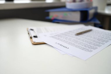 Sözleşmeye yakın belgelerin üzerinde duran tükenmez kalem.